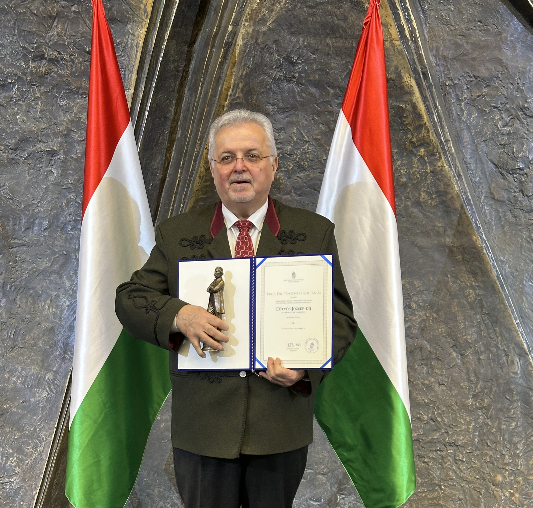 Eötvös József-díjban részesült Prof. Dr. Tossenberger János